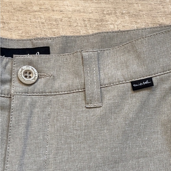 Travis Mathew Shorts Size 30 - Picture 2 of 6